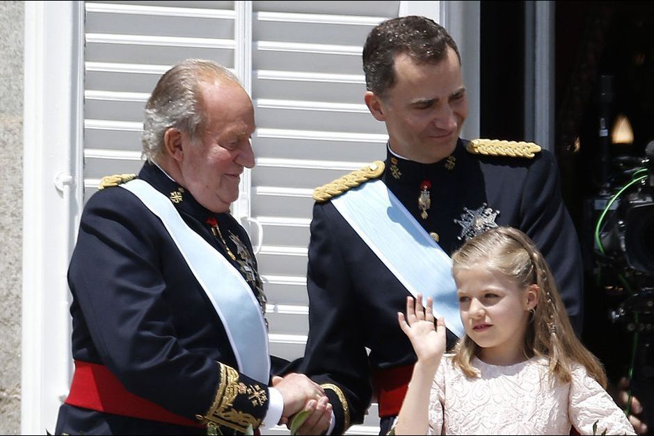 EL REY CONCEDE EL TOISON DE ORO A LA PRINCESA LEONOR La-princesse-Leonor-d-Espagne-avec-son-pere-Felipe-et-son-grand-pere-Juan-Carlos-apres-la-passation-de-pouvoir-juin-2014