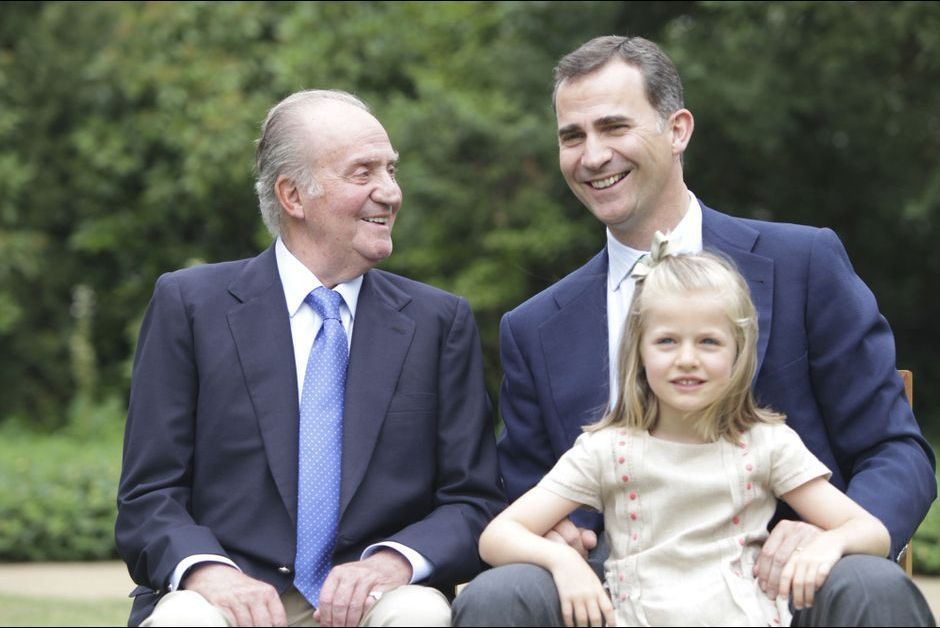 EL REY CONCEDE EL TOISON DE ORO A LA PRINCESA LEONOR La-princesse-Leonor-d-Espagne-avec-son-pere-Felipe-et-son-grand-pere-Juan-Carlos-juillet-2012