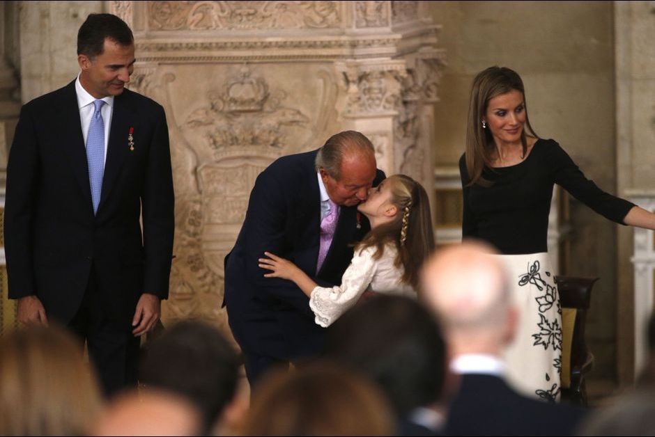 EL REY CONCEDE EL TOISON DE ORO A LA PRINCESA LEONOR La-princesse-Leonor-d-Espagne-avec-son-pere-Felipe-et-son-grand-pere-Juan-Carlos-lors-de-la-passation-de-pouvoir-juin-2014