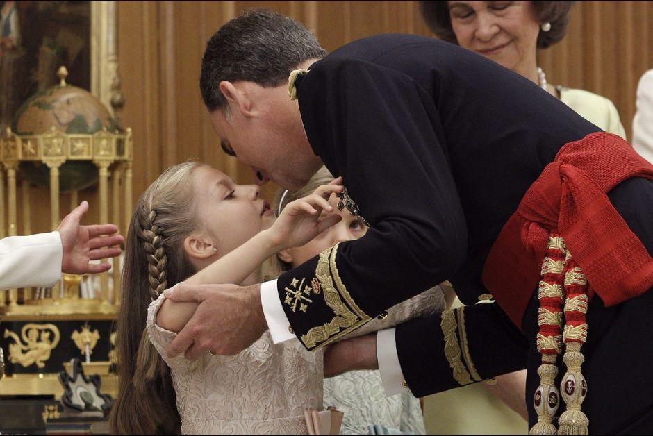 EL REY CONCEDE EL TOISON DE ORO A LA PRINCESA LEONOR La-princesse-Leonor-d-Espagne-avec-son-pere-Felipe-lors-de-la-passation-de-pouvoir-juin-2014