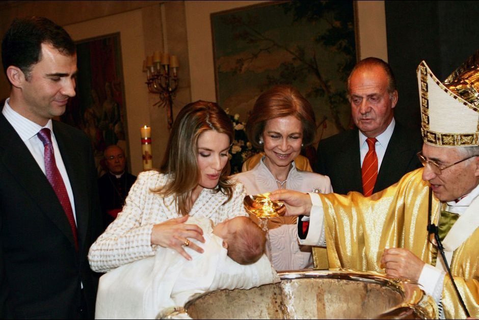 EL REY CONCEDE EL TOISON DE ORO A LA PRINCESA LEONOR La-princesse-Leonor-d-Espagne-lors-de-son-bapteme-le-14-janvier-2006