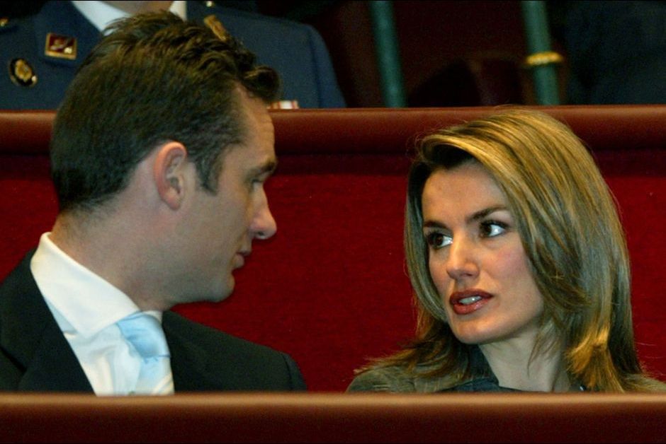 Letizia-Ortiz-avec-son-futur-mari-le-prince-Felipe-le-6-decembre-2003.jpg