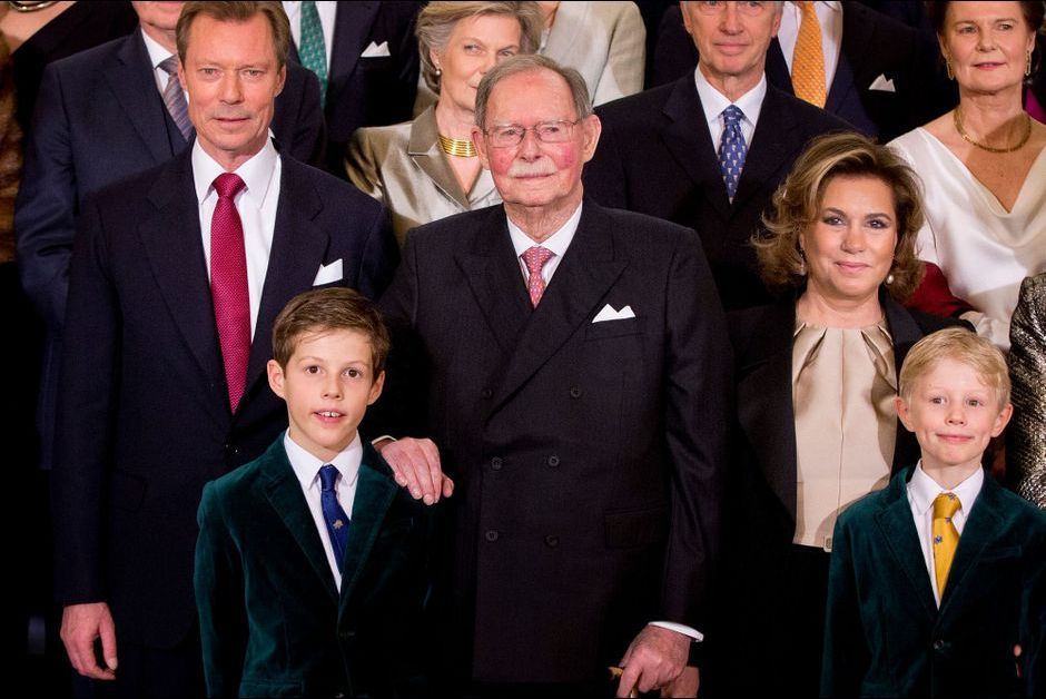 Le-grand-duc-Jean-de-Luxembourg-avec-ses-arriere-petits-fils-les-princes-Gabriel-et-Noah-pour-ses-95-ans-le-9-janvier-2016.jpg
