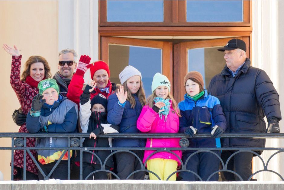 Le-roi-Harald-V-et-la-reine-Sonja-de-Norvege-avec-leurs-cinq-petits-enfants-et-leur-fille-et-son-mari-a-Oslo-le-17-janvier-2016.jpg