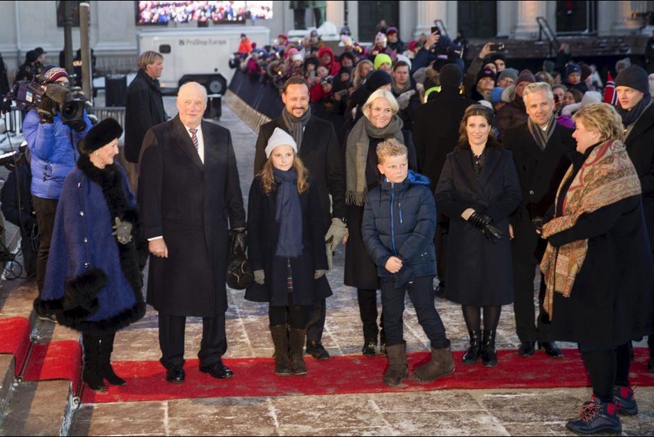 La-famille-royale-de-Norvege-avec-la-Premiere-ministre-norvegienne-a-Oslo-le-17-janvier-2016.jpg