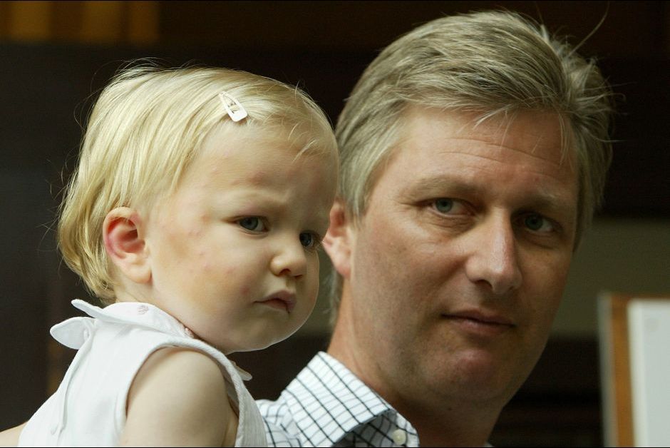 La princesse Elisabeth de Belgique, avec son père Philippe, le 20 août 2003 