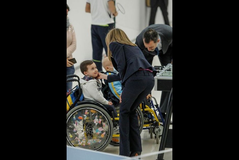 Le-roi-Felipe-VI-d-Espagne-et-la-reine-Letizia-a-l-Hopital-national-des-paraplegiques-a-Tolede-le-10-fevrier-2015.jpg