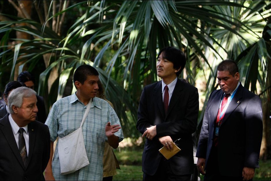 Le prince impérial du Japon Akishino dans le jardin botanique à Guatemala le 3 octobre 2014
