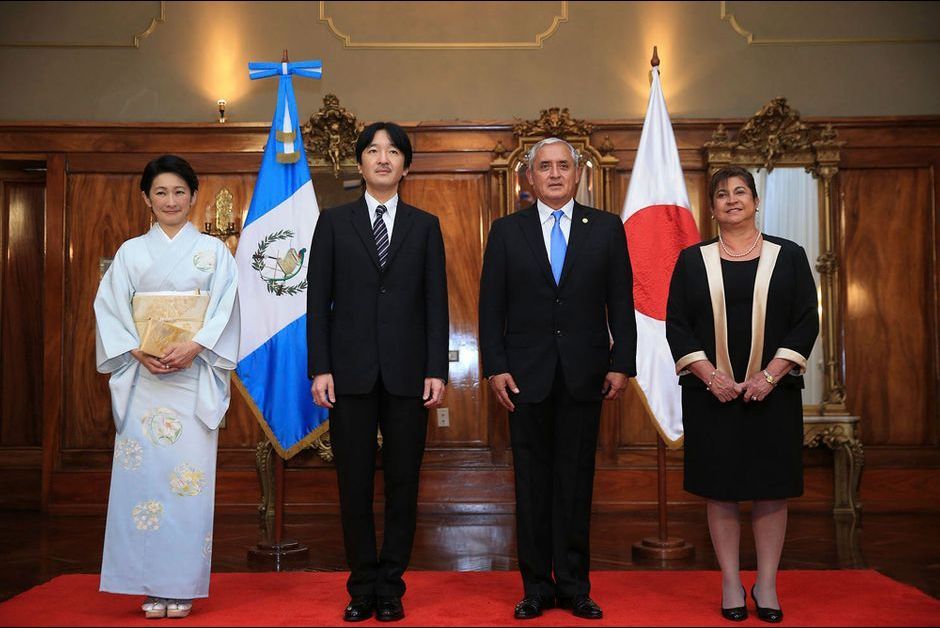 Le prince impérial du Japon Akishino et la princesse Kiko avec Otto Perez Molina à Guatemala le 1er octobre 2014