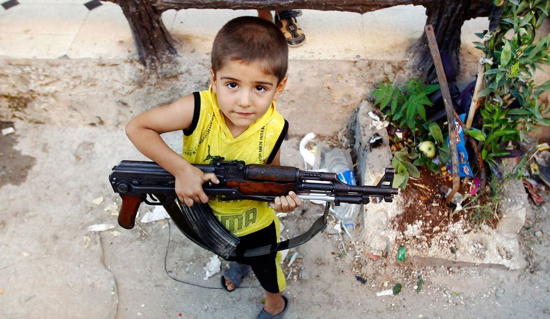 Un garçon avec un AK-47